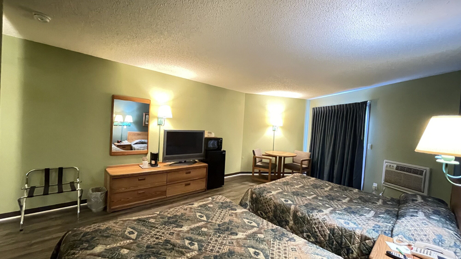 Bedroom 3, Harbor Lights Lodge, Kewaunee