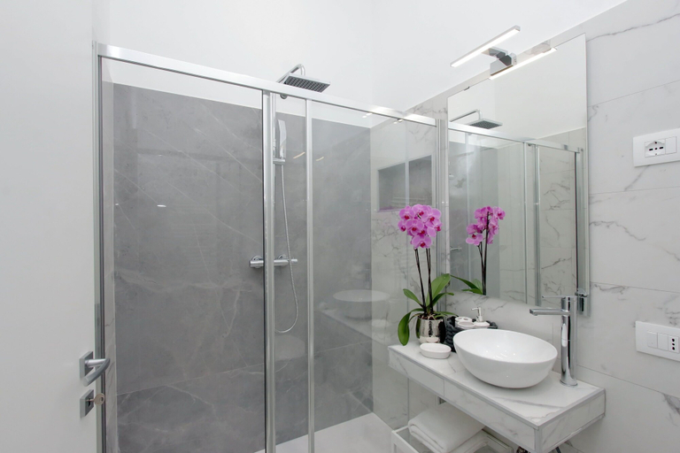 Bathroom 5, Roman Holiday Colosseo, Rome