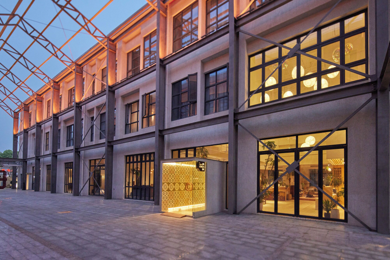 Exterior & Views