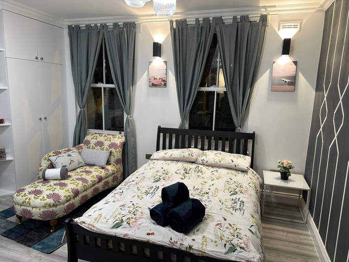 Others 2, Fabulous Apartment to Acton Town, London