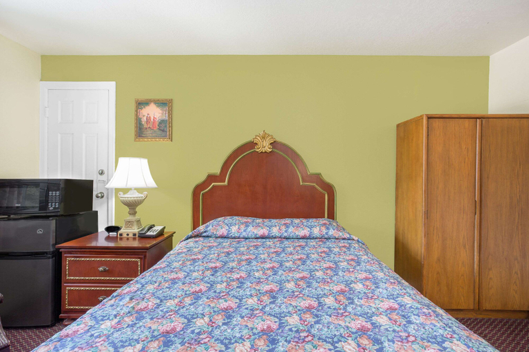 Bedroom 3, Knights Inn Emporia, Sussex