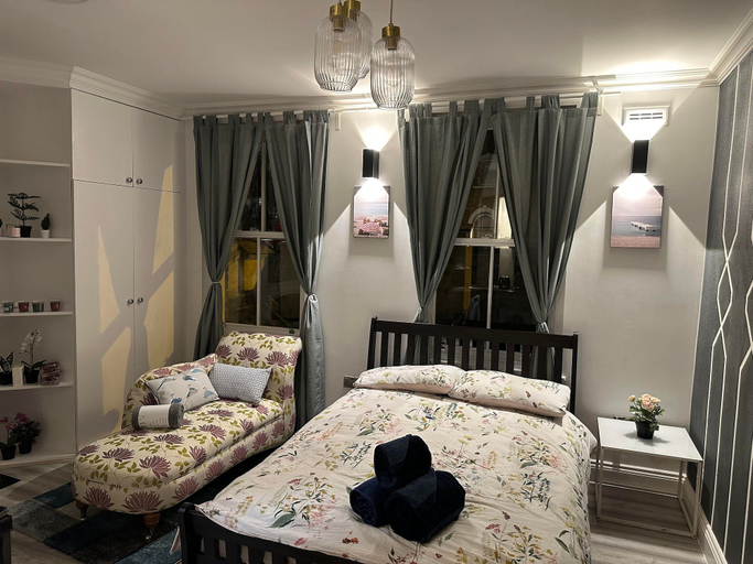 Others 3, Fabulous Apartment to Acton Town, London