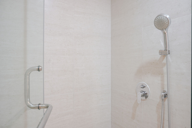 Bathroom 4, Nice And Homey 1Br At Gold Coast Apartment, North Jakarta