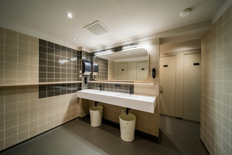 Bathroom 5, The Bee Hostel, Amsterdam