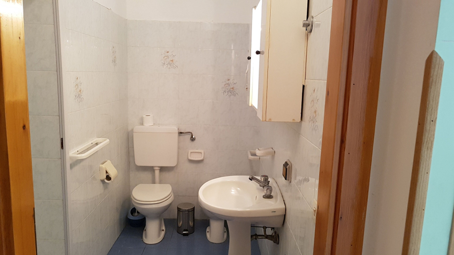 Bathroom 5, Casa Vittorio, Messina