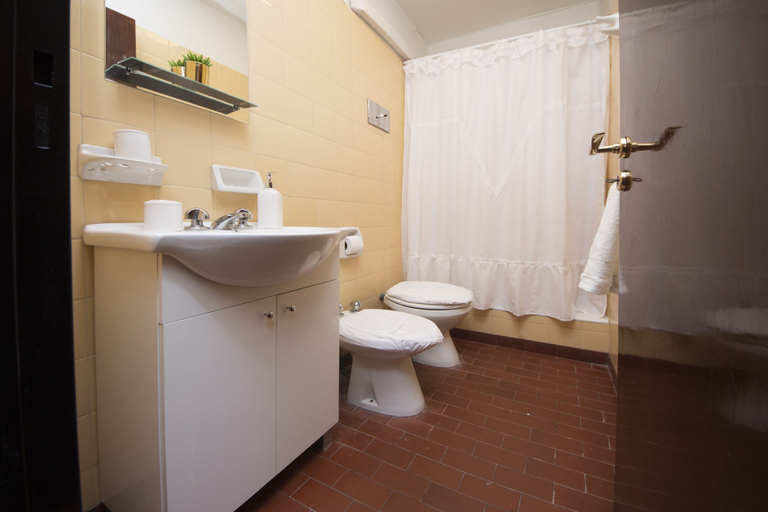 Bathroom, Dean Funes X22, Capital
