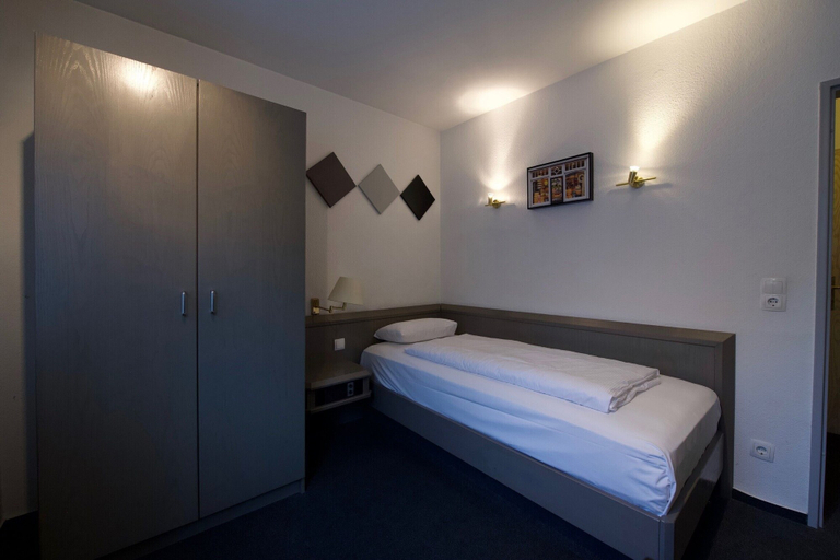 Bedroom 3, Hotel Merian, Köln