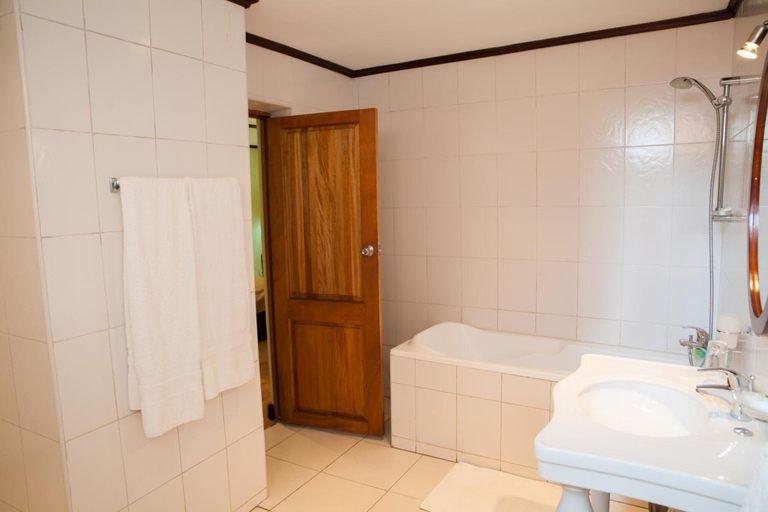 Bathroom 3, Gorillas Volcanoes Hotel, Musanze