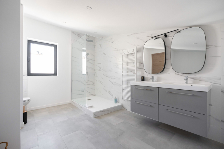 Bathroom 3, Les Maisons du Parc, Bouches-du-Rhône