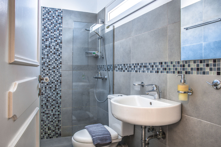 Bathroom 5, Alkyoni Studios, South Aegean
