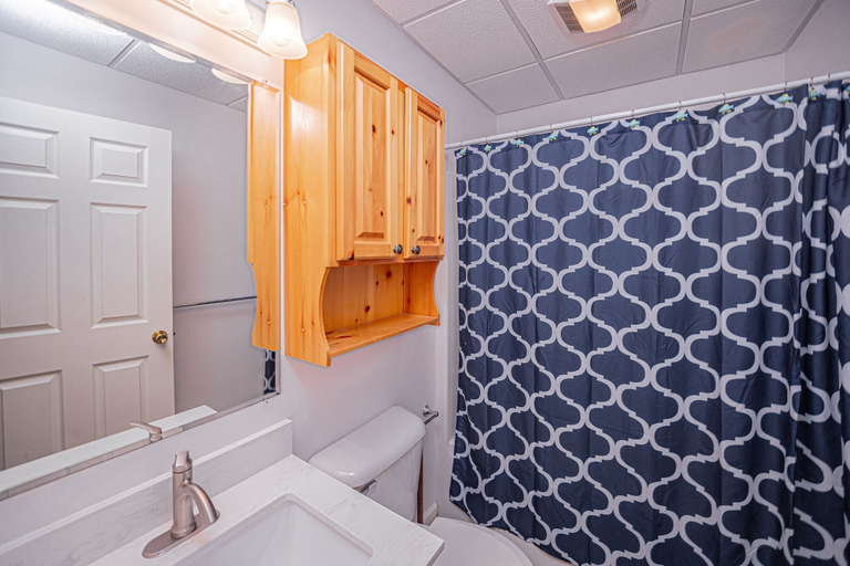 Bathroom 3, Docktails & Dreams, Garrett