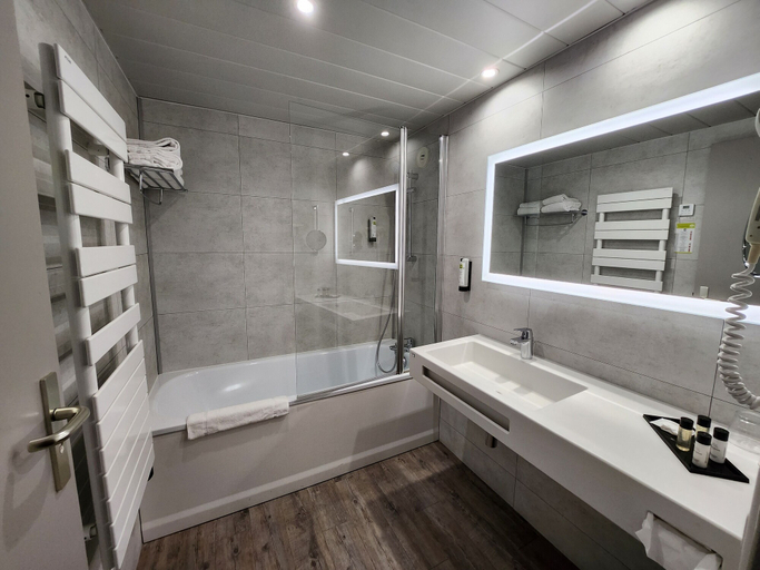 Bathroom 5, Domaine de la Forêt d'Orient, Logis hôtel, Restaurant, Spa & Golf, Aube
