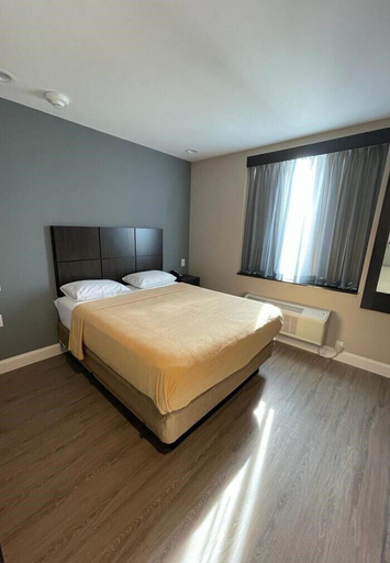Bedroom 2, Royal Hotel Bronx, New York