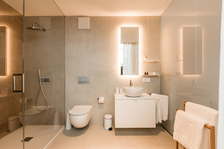 Bathroom 5, THE BASE, Uri