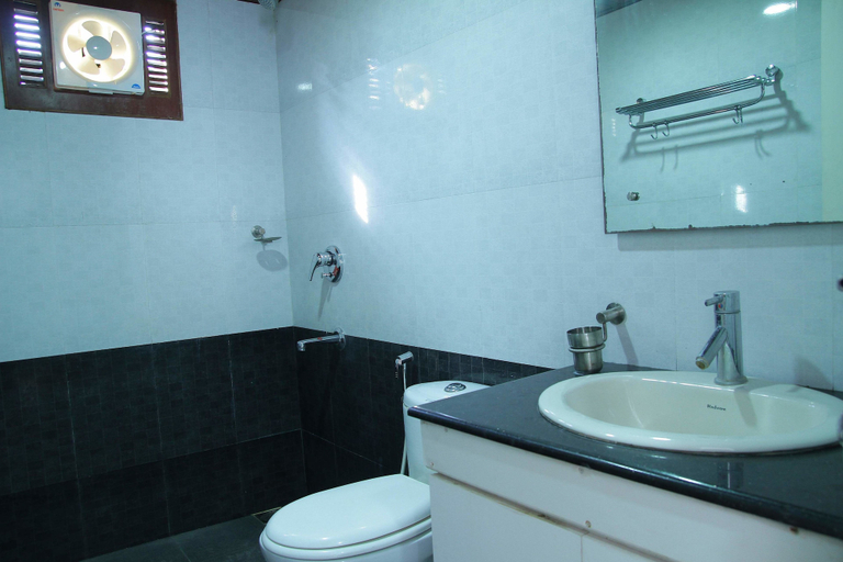 Bathroom 3, Fort Beach Service Apartment, Ernakulam