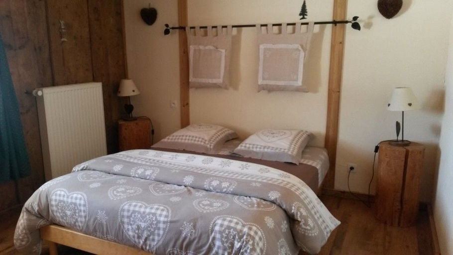 Bedroom 2, Chambres d'Hôtes La Fée Verte, Doubs