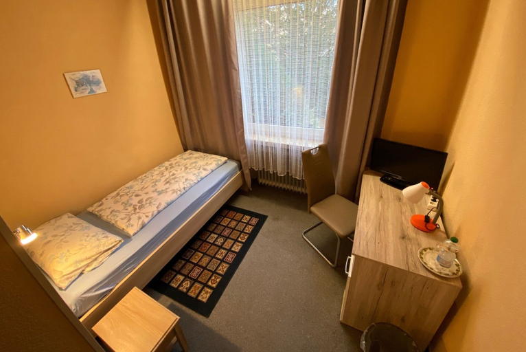 Bedroom 3, Hotel am Thermalbad, Schaumburg
