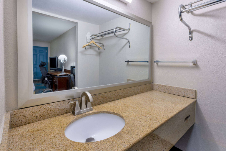 Bathroom 4, Days Inn by Wyndham Columbia, Richland