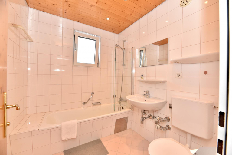 Room 4, Domizil Thirteen - Sauna and Glacier View, Zell am See