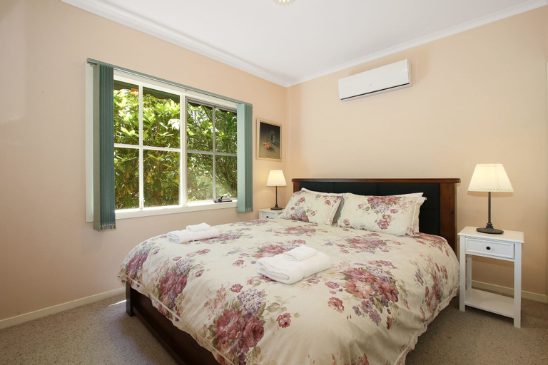 Bedroom 2, River's Reach - Bright, Alpine - East