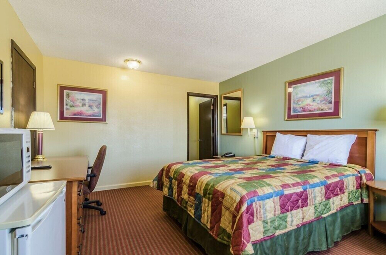 Bedroom 2, Regency Inn, Cloud