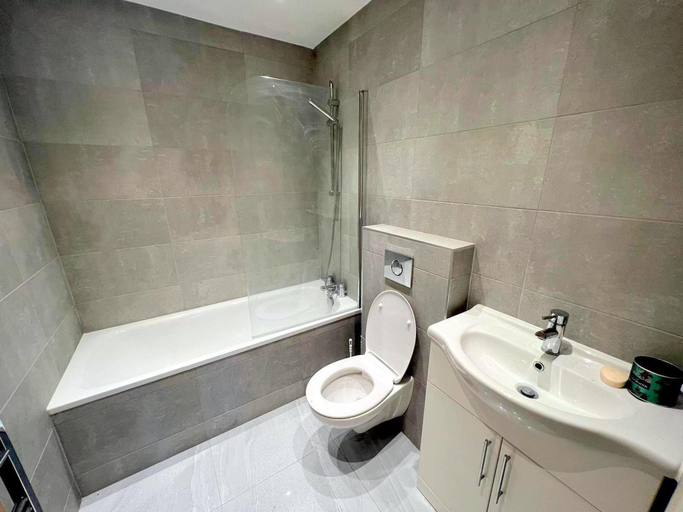 Bathroom, 2-bedroom House in South London - Sutton, London