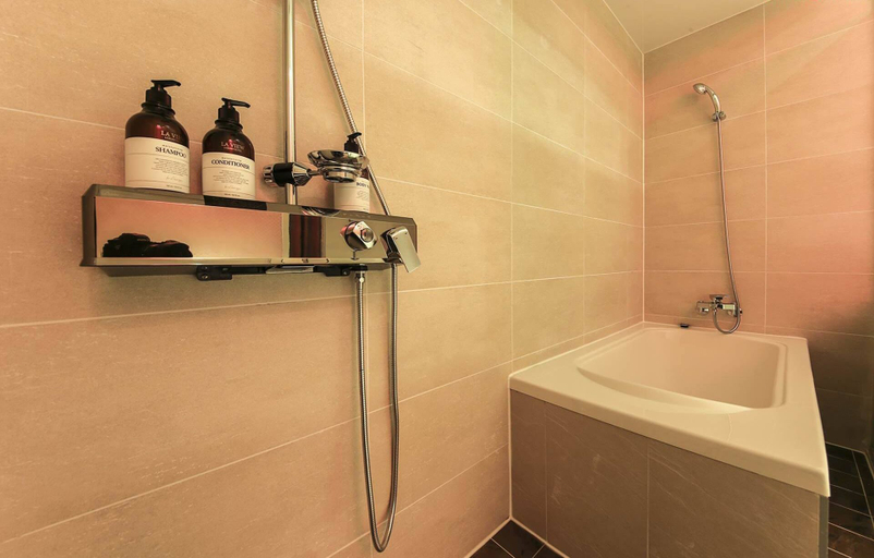 Bathroom 4, LA View Hotel, Gandong