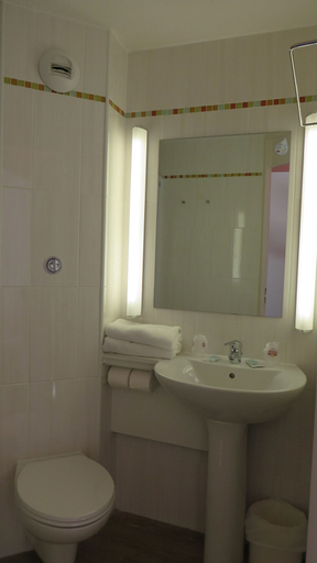 Bathroom 5, Brit Hotel Rouen Sud / Val De Reuil, Eure