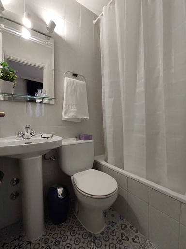 Bathroom 5, Hostal Alfaro, Madrid