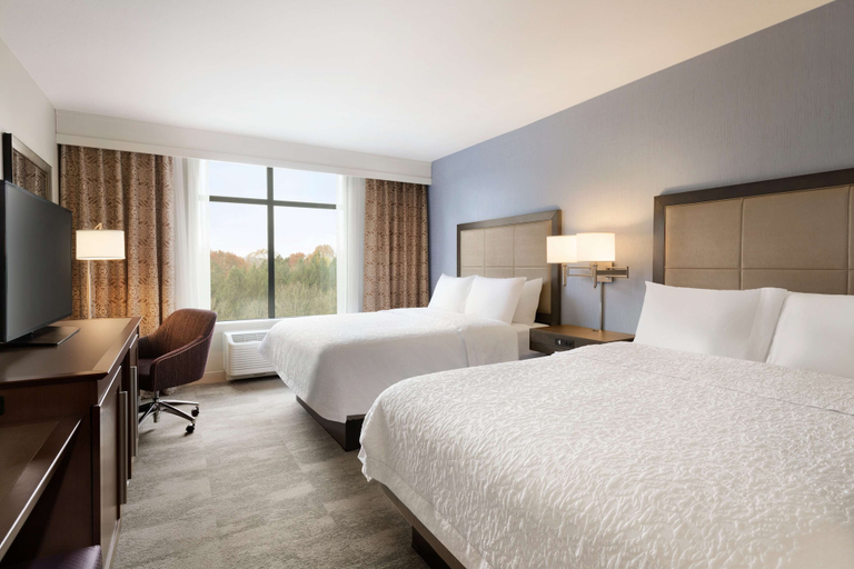 Bedroom 3, Hampton Inn & Suites Seattle/Renton, King