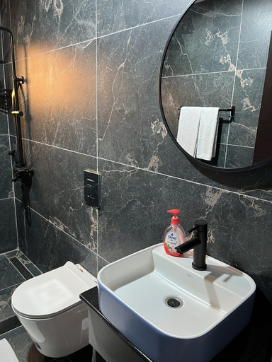 Bathroom 2, Euro Homes Hotel, Accra