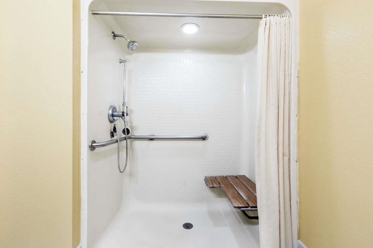 Bathroom 2, Super 8 by Wyndham Midland, Midland