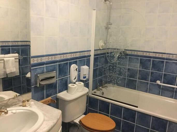 Bathroom 3, The Lanterns Hotel