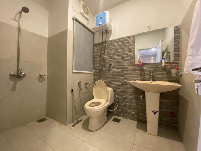 Bathroom, Luxus Suites, Lahore