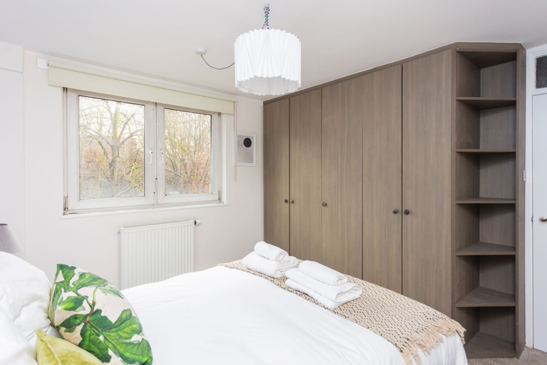 Bedroom 2, Spacious Central 3 Bedroom Apartment in Old Street, London