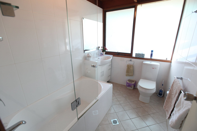 Bathroom, Englewood Ridge, Cessnock