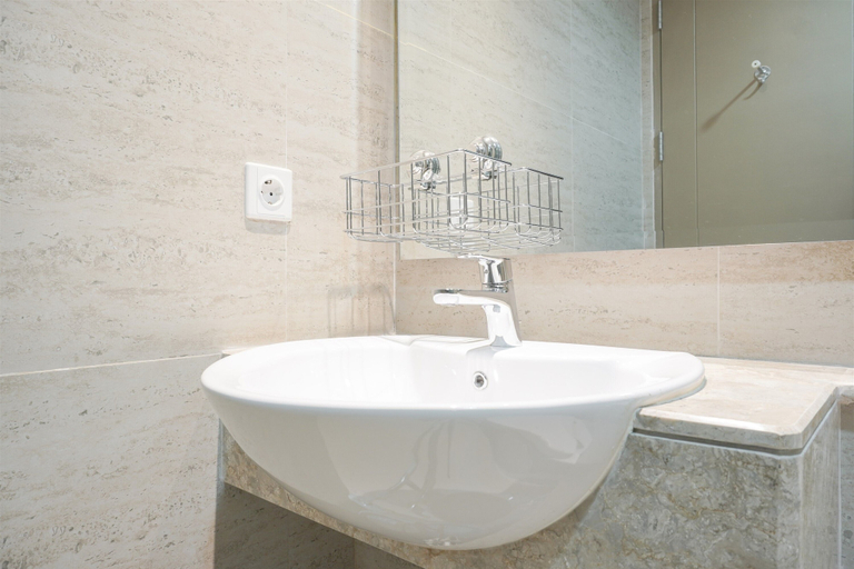 Bathroom 4, Fancy And Comfort 1Br At Gold Coast Apartment, Jakarta Utara
