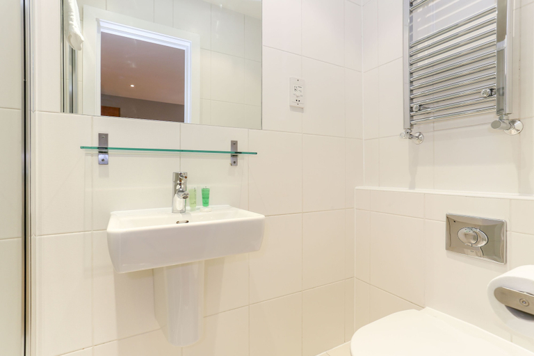 Bathroom 2, Russell Square Serviced Apartments by Concept Apartments, London