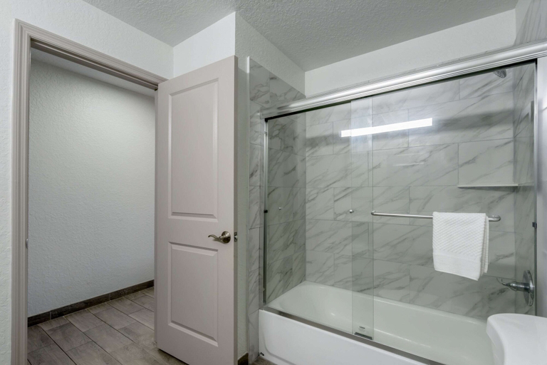 Bathroom 4, Rodeway Inn Wesley Chapel, Pasco