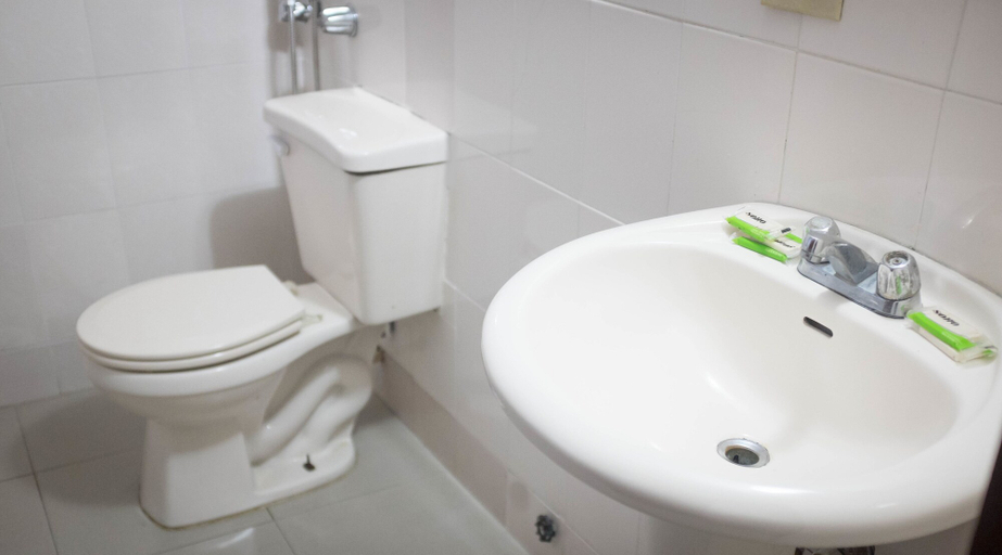 Bathroom 5, Hotel Latino, Panamá