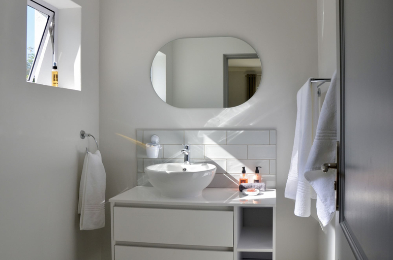 Bathroom 5, Serenity Ocean Lodge, Eden