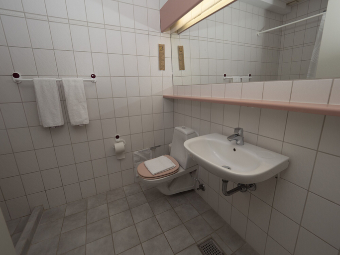 Bathroom 3, Hotel Kobæk Strand, Slagelse