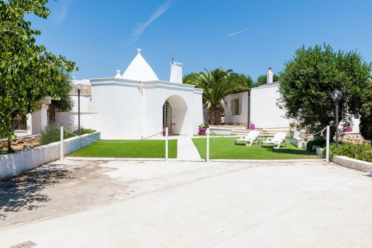 Room 2, Villa d Itria Trullo Pool by Wonderful Italy, Brindisi