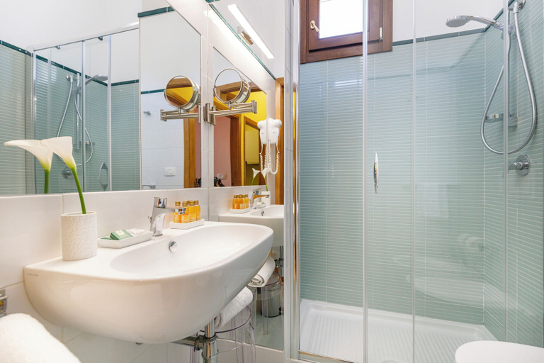 Bathroom 4, Saint George's House Apartments & SPA, Syracuse