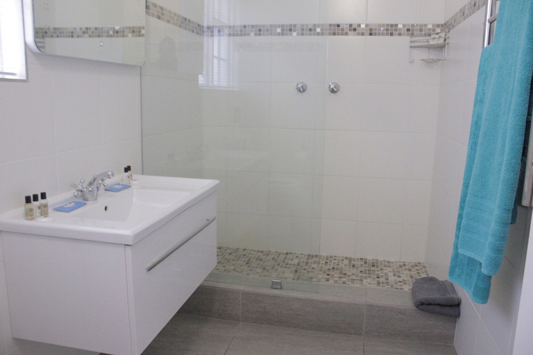 Bathroom 2, De Ville Lodge, Cape Winelands