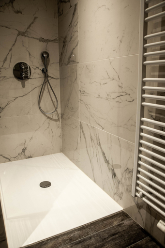Bathroom 3, Hotel Monarc, West-Vlaanderen