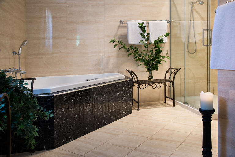 Bathroom, Hillside, Hepburn - East