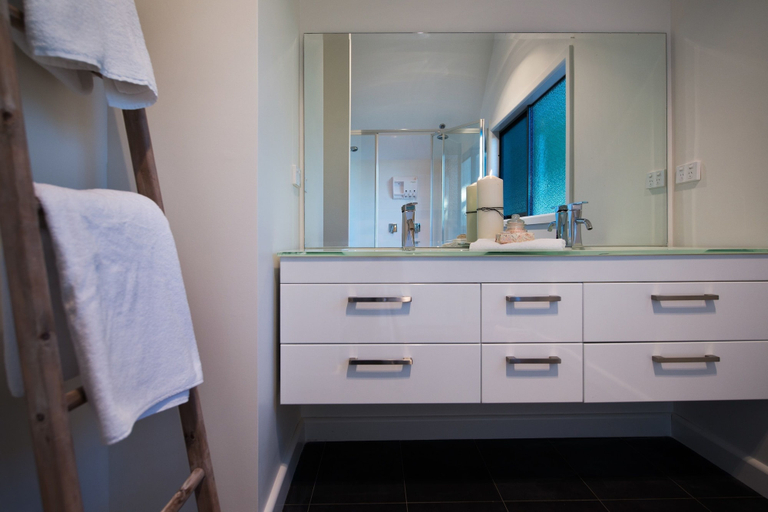 Bathroom, Artemis Retreat, Hepburn - East