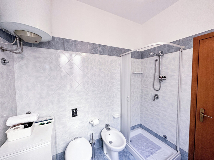 Bathroom 5, Calauriia Apartments Marzamemi, Syracuse