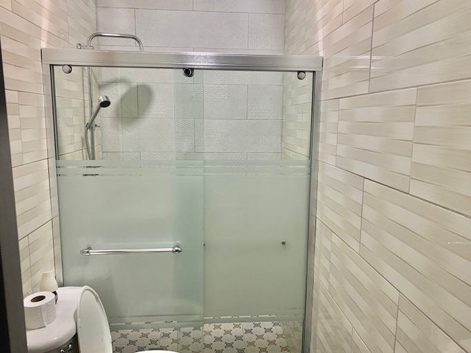 Bathroom 5, 1 Bed Apartment Sleeps 2 - Pool, Parking, Wifi